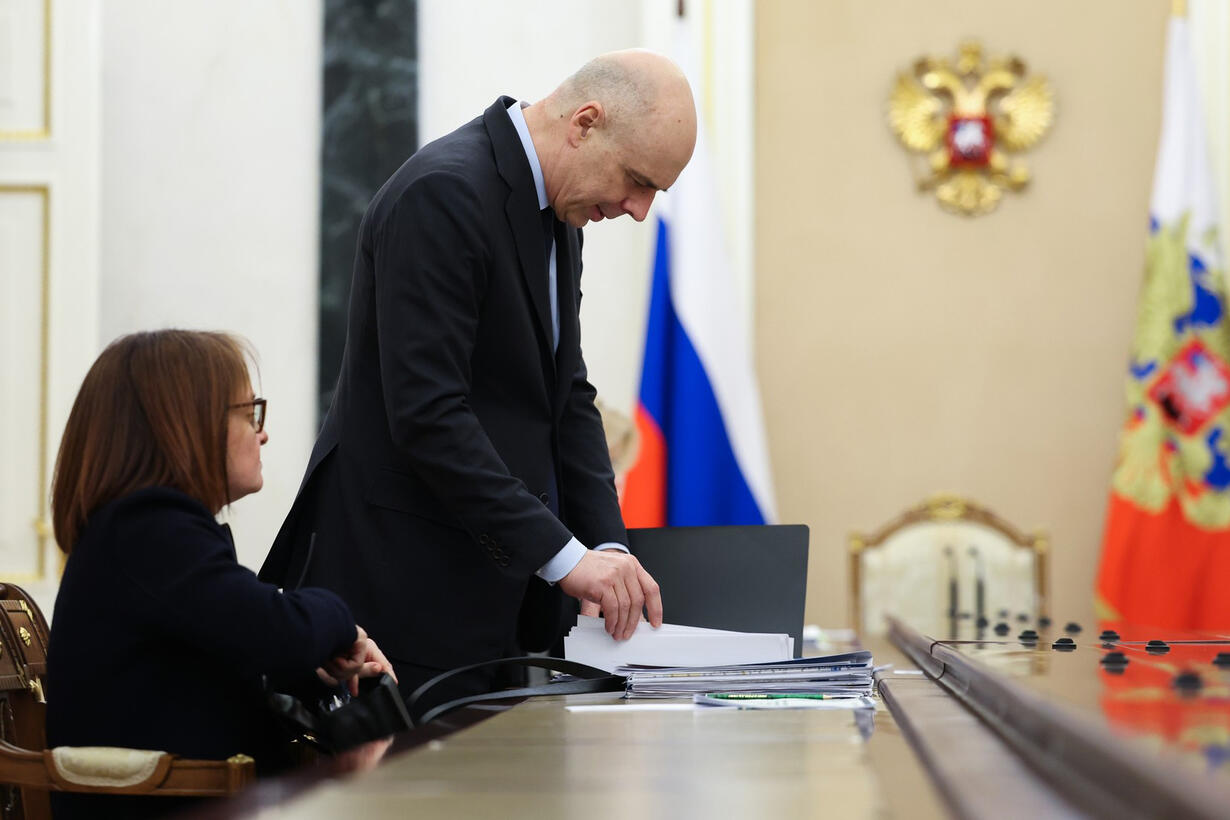 Russian Equities Sink to 2022 Low as Central Bank Rate Decision Looms