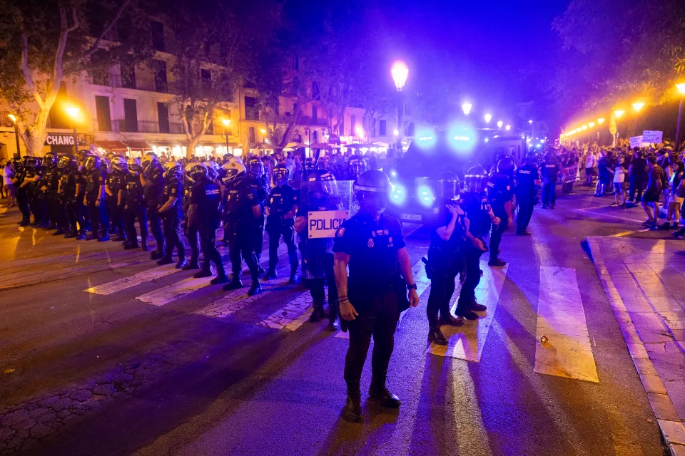 Seven injured in Majorca as 25,000 demonstrators clash with riot police
