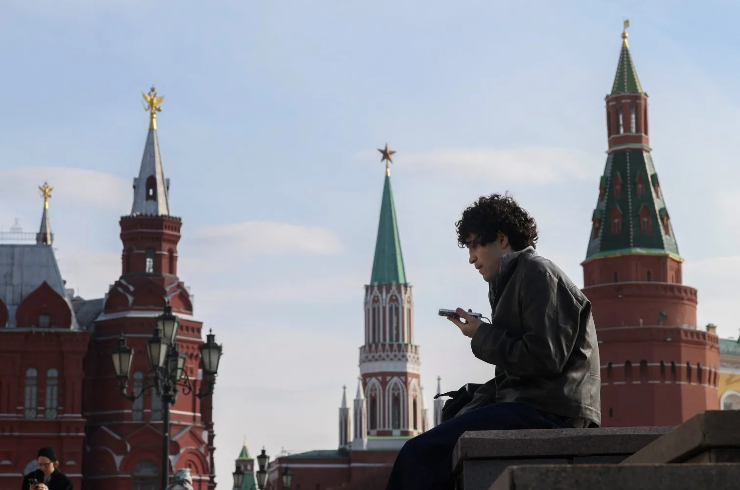 Kremlin orchestrates mobile internet blackout as Russians abandon smartphones for public Wi-Fi