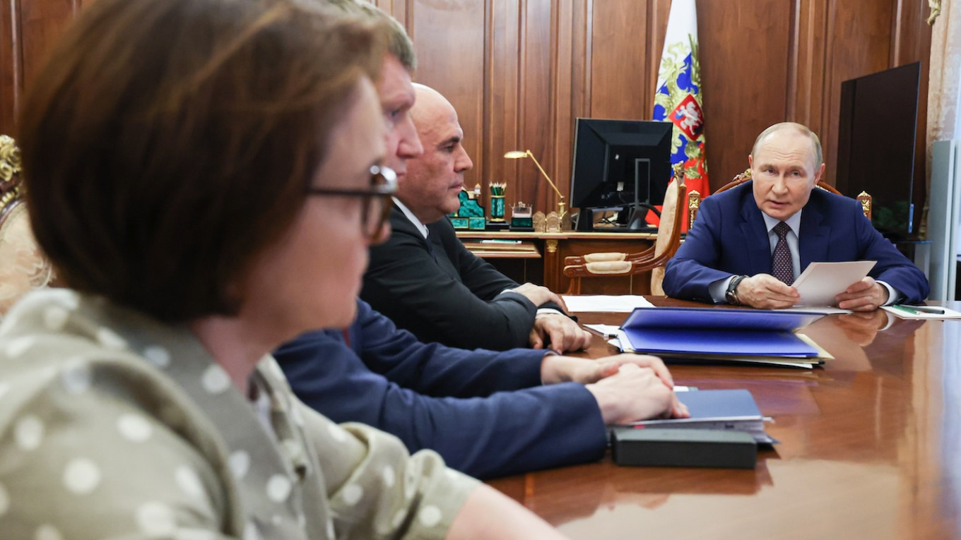 Russian economy returns to growth but rebound seen as fragile