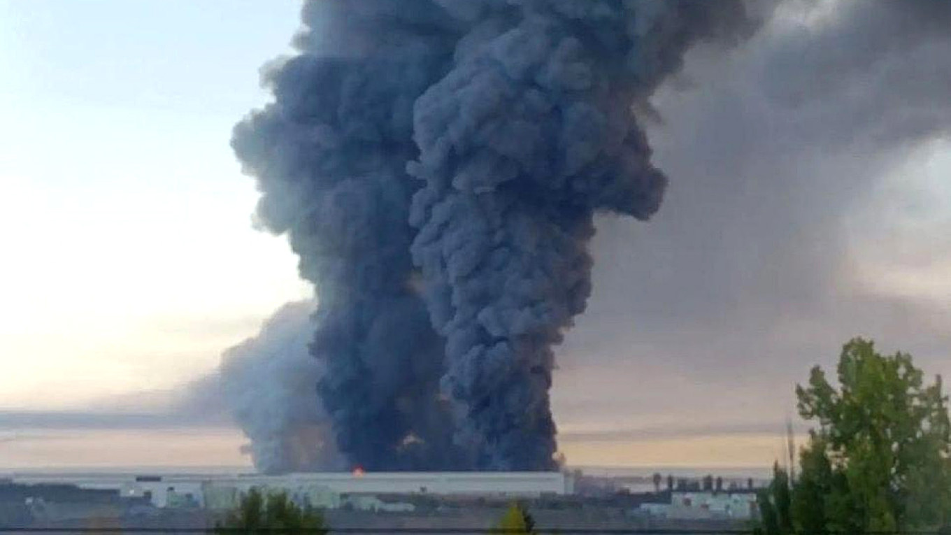 Ukrainian Drones Strike Ozon Warehouse in Saratov, Setting It Ablaze