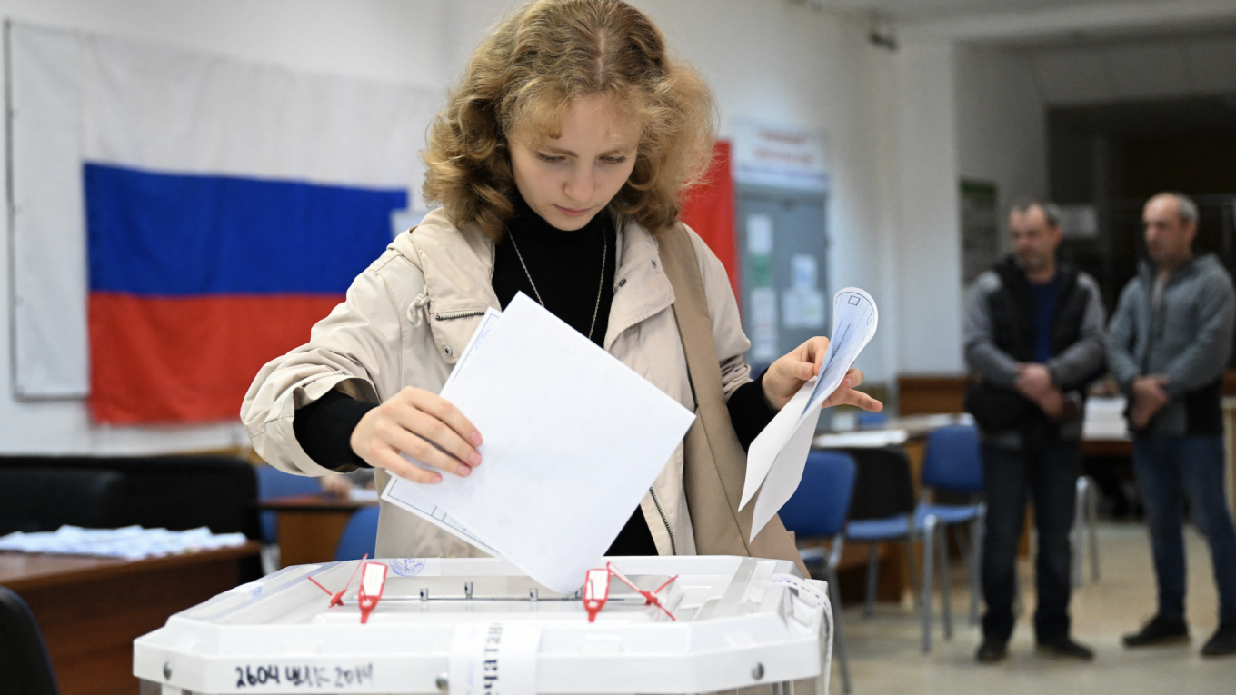 Kremlin Expected to Claim Mandate as Duma Vote Enters Final Day